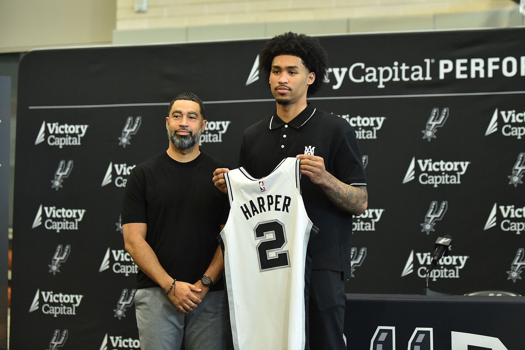 哈珀：来到马刺后我每天都和吉诺比利待在一起&amp;不断汲取他的智慧